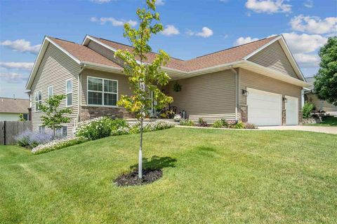 Photo of 1402 Wolf Dr NW, Cedar Rapids, IA 52405 (MLS # 202504259)