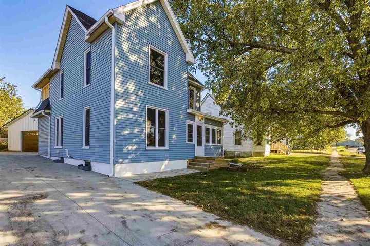 Photo 1 of 34 — 121 Grove St, Shellsburg, IA 52332