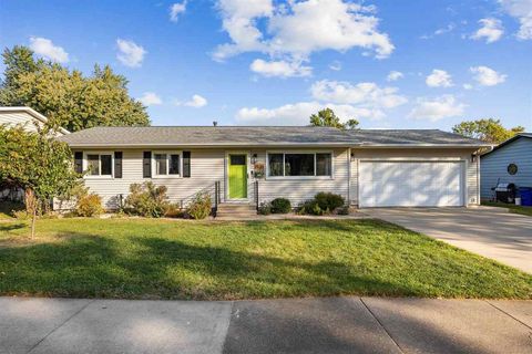 Photo of 2520 N Ave NW, CedarRapids, IA 52405 (MLS # 202506461)