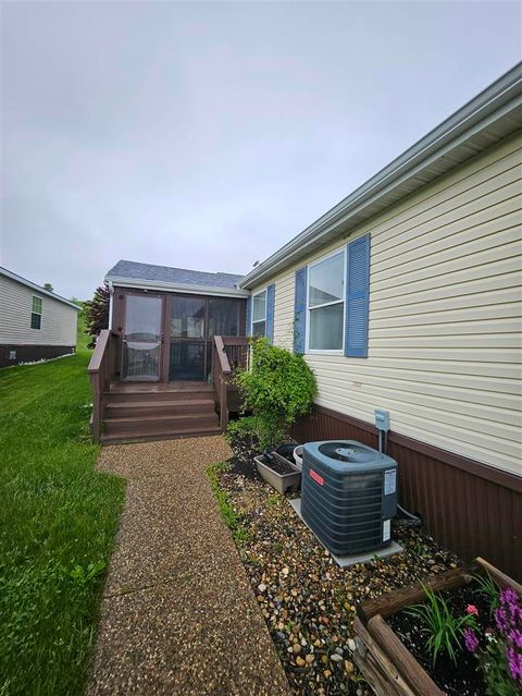 Photo of 1331 SunDown Ridge, Iowa City, IA 52240 (MLS # 202504952)