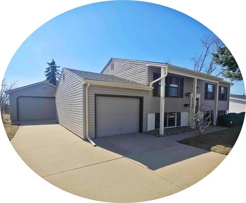 Photo of 327 NE Hampden, Cedar Rapids, IA 52402 (MLS # 202502267)