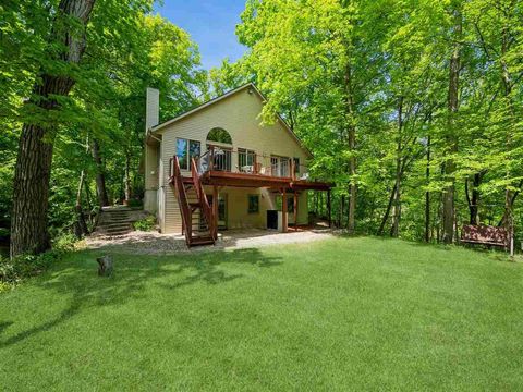 Photo of 2617 NE Rainier Court, Cedar Rapids, IA 52402 (MLS # 202504855)
