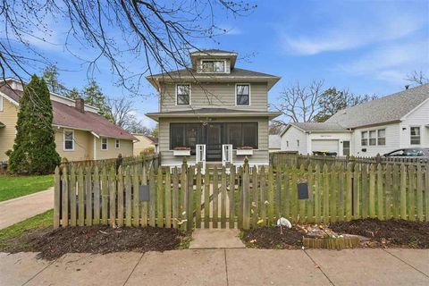 Photo of 809 S 7th Ave, IowaCity, IA 52245 (MLS # 202602525)