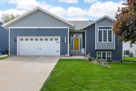 Photo of 8001 Turtlerun Dr, Cedar Rapids, IA 52402 (MLS # 202503489)