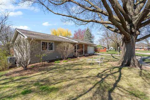 Photo of 1 Crestwood Cir, Iowa City, IA 52245 (MLS # 202502554)