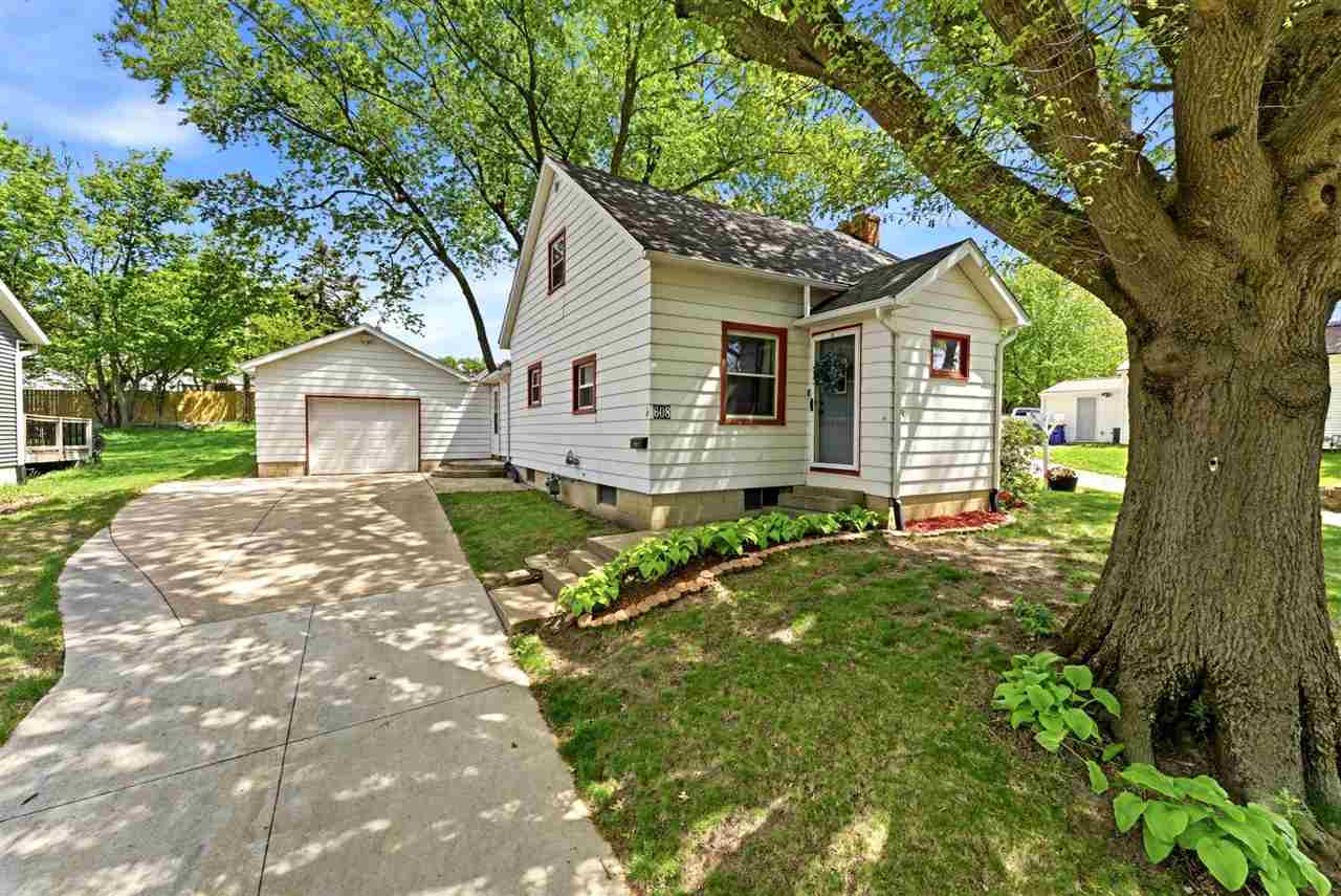 Photo 1 of 25 — 608 S Ave B, Washington, IA 52353