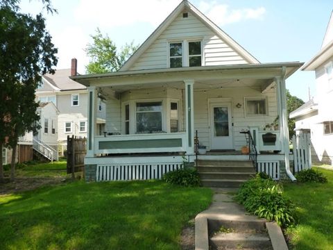 Photo of 610 Iowa Ave, Iowa City, IA 52240 (MLS # 202504586)