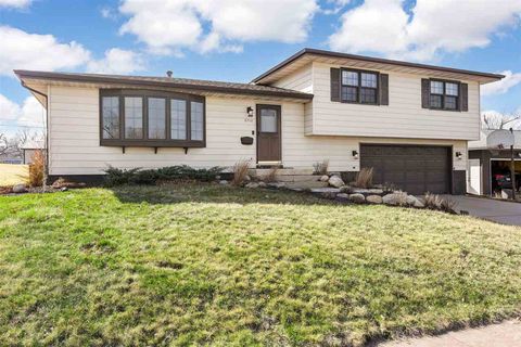 Photo of 2710 Southland St SW, Cedar Rapids, IA 52404 (MLS # 202502062)