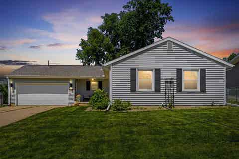 Photo of 1320 Country Club Dr, Marion, IA 52302 (MLS # 202604335)