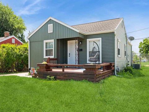 Photo of 927 NW O Ave, Cedar Rapids, IA 52405 (MLS # 202504276)