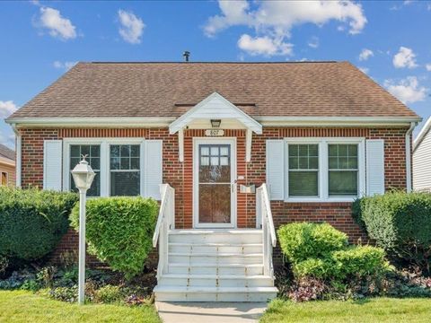 Photo of 807 21st Ave SW, Cedar Rapids, IA 52404 (MLS # 202504862)