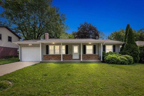 Photo of 818 Keswick Dr, Iowa City, IA 52246 (MLS # 202503610)