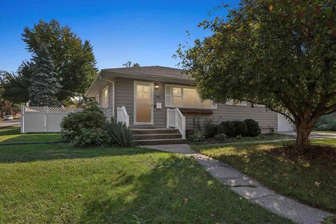 Photo of 1402 Laurel St, IowaCity, IA 52240 (MLS # 202506465)