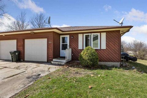 Photo of 1826 Hollywood Blvd, Iowa City, IA 52240 (MLS # 202503127)