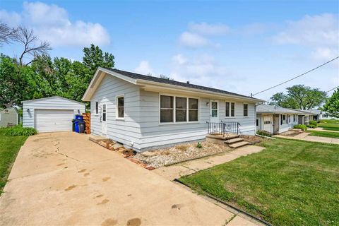 Photo of 32 29th Ave SW, Cedar Rapids, IA 52404 (MLS # 202503674)