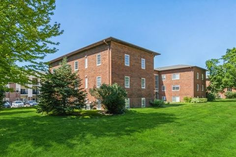 Photo of 300 Grandview Ct #313, Iowa City, IA 52246 (MLS # 202502526)
