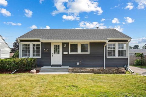 Photo of 1251 30th St NE, Cedar Rapids, IA 52402 (MLS # 202503925)