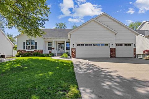 Photo of 2311 NE Fox Trail Dr NE, Cedar Rapids, IA 52402 (MLS # 202503222)