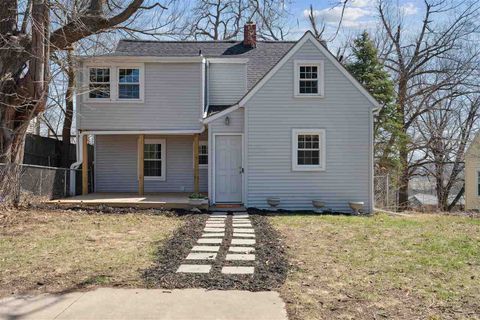 Photo of 1700 11th St NW, Cedar Rapids, IA 52405 (MLS # 202502351)