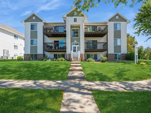 Photo of 6410 Creekside Dr NE #9, Cedar Rapids, IA 52402 (MLS # 202505397)