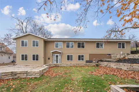 Photo of 2944 Oakland Rd NE, CedarRapids, IA 52402 (MLS # 202507124)