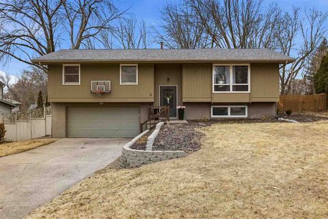 Photo of 3 Mount Vernon Ct, IowaCity, IA 52245 (MLS # 202601497)