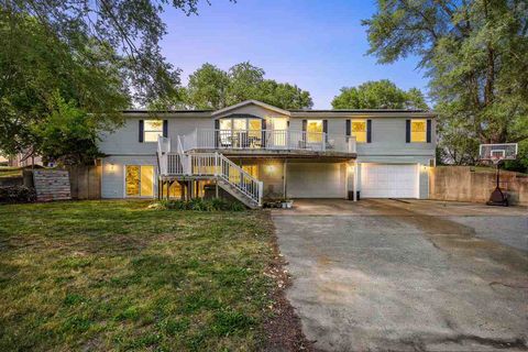Photo of 1650 W Forevergreen Rd, NorthLiberty, IA 52317 (MLS # 202603634)