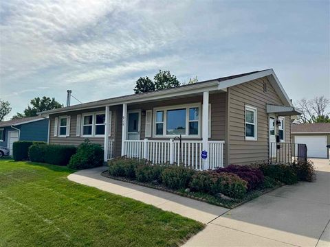 Photo of 915 W 10th Ave, Marion, IA 52302 (MLS # 202505751)