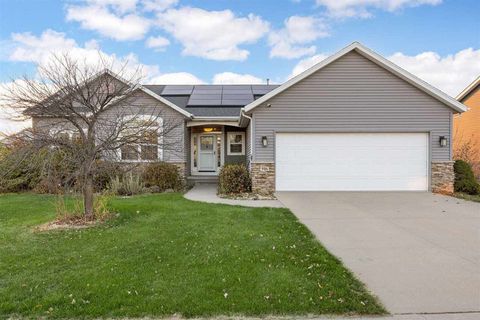 Photo of 916 Blue Stone Street NW, CedarRapids, IA 52405 (MLS # 202507053)