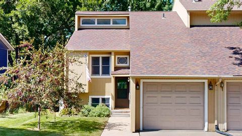 Photo of 2050 South Ridge Dr, Coralville, IA 52241 (MLS # 202505566)