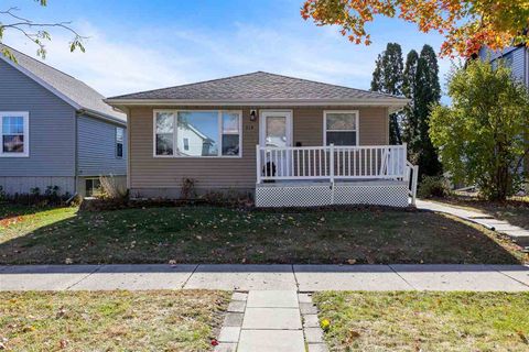 Photo of 819 G Ave NW, CedarRapids, IA 52405 (MLS # 202507013)