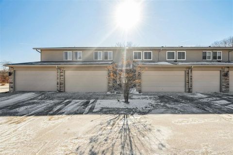 Photo of 1718 Applewood Pl NE, CedarRapids, IA 52402 (MLS # 202601091)