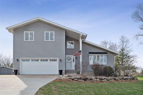 Photo of 4111 Woodridge Dr, Cedar Rapids, IA 52411 (MLS # 202502260)