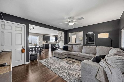 Photo of 2908 SW Riviera St C #C, CedarRapids, IA 52404 (MLS # 202507019)