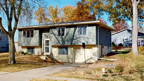 Photo of 2922 Radcliffe Ave, IowaCity, IA 52245 (MLS # 202506996)