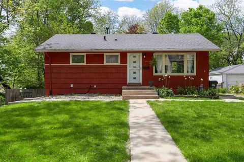 Photo of 661 S Governor St, Iowa City, IA 52240 (MLS # 202503187)