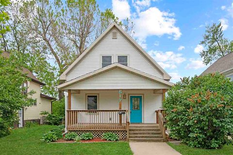 Photo of 517 B Ave NW, Cedar Rapids, IA 52405 (MLS # 202503328)