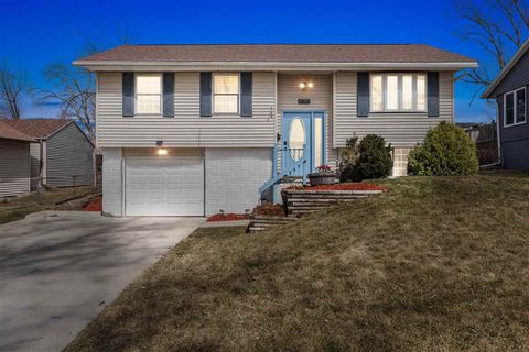 Photo of 6050 Eastview Ave SW, Cedar Rapids, IA 52404 (MLS # 202501860)