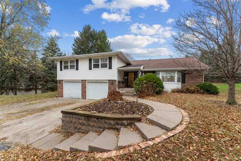 Photo of 2685 Northwood Drive, Muscatine, IA 52761 (MLS # 202507096)