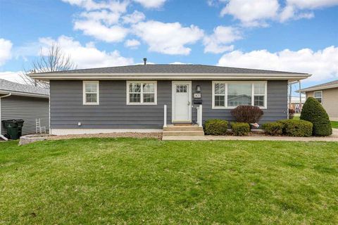 Photo of 2400 Victoria Dr SW, CedarRapids, IA 52404 (MLS # 202602176)