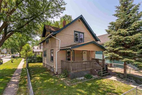 Photo of 1557 7th Ave SE, Cedar Rapids, IA 52403 (MLS # 202503950)