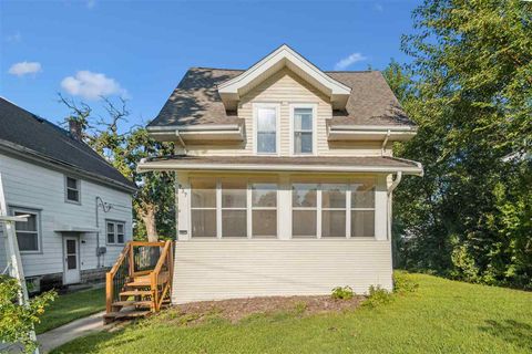 Photo of 937 Daniels St NE, Cedar Rapids, IA 52402 (MLS # 202505333)