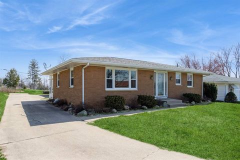 Photo of 2027 SW Hughes Drive, Cedar Rapids, IA 52404 (MLS # 202502443)
