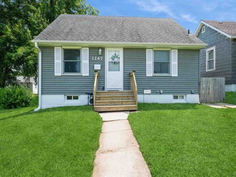 Photo of 1267 SW 18th Ave, Cedar Rapids, IA 52404 (MLS # 202504881)