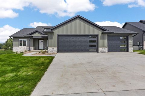 Photo of 3988 Peridot Dr, Marion, IA 52302 (MLS # 202603684)