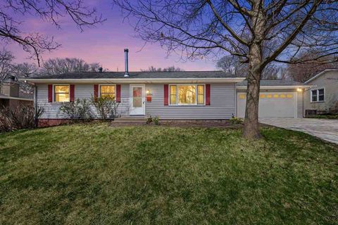 Photo of 2934 E Washington St, Iowa City, IA 52245 (MLS # 202502487)