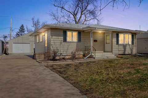 Photo of 1130 Clifton St NE, Cedar Rapids, IA 52402 (MLS # 202501999)