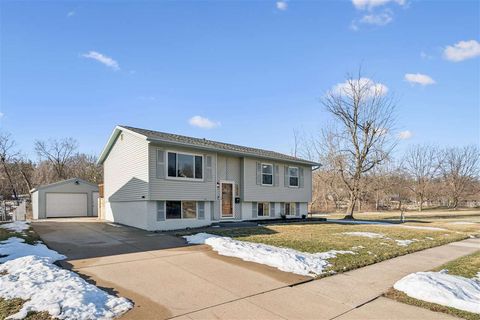 Photo of 1525 N Ave NW, CedarRapids, IA 52405 (MLS # 202601865)