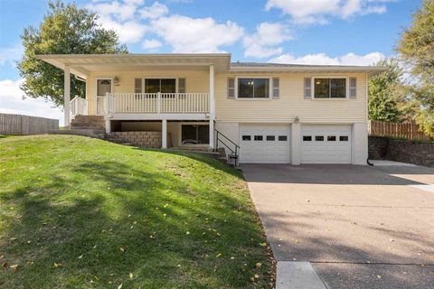 Photo of 2210 Imperial Oaks Dr, Muscatine, IA 52761 (MLS # 202506527)