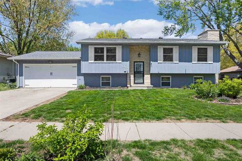 Photo of 1922 Grantwood Dr, Iowa City, IA 52240 (MLS # 202503034)